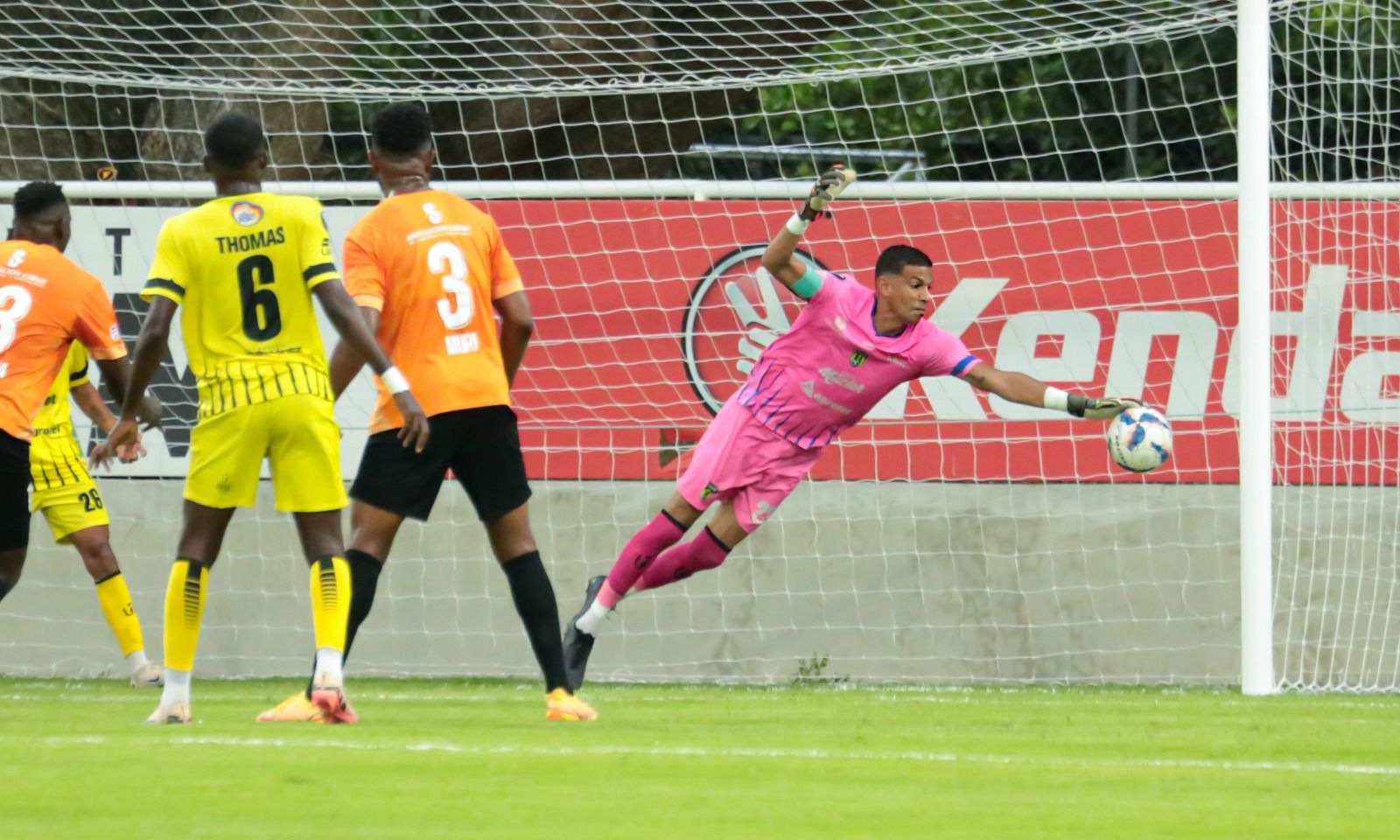 Cibao FC ataca a la portería de Moca FC en el partido de vuelta de la semifinal A de la décima temporada de la Liga Dominicana de Fútbol