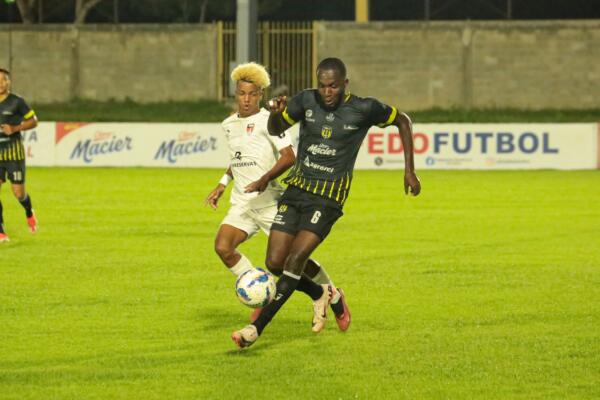Cliffor Thomas de Moca FC defendido por Yunior Peralta de Cibao FC