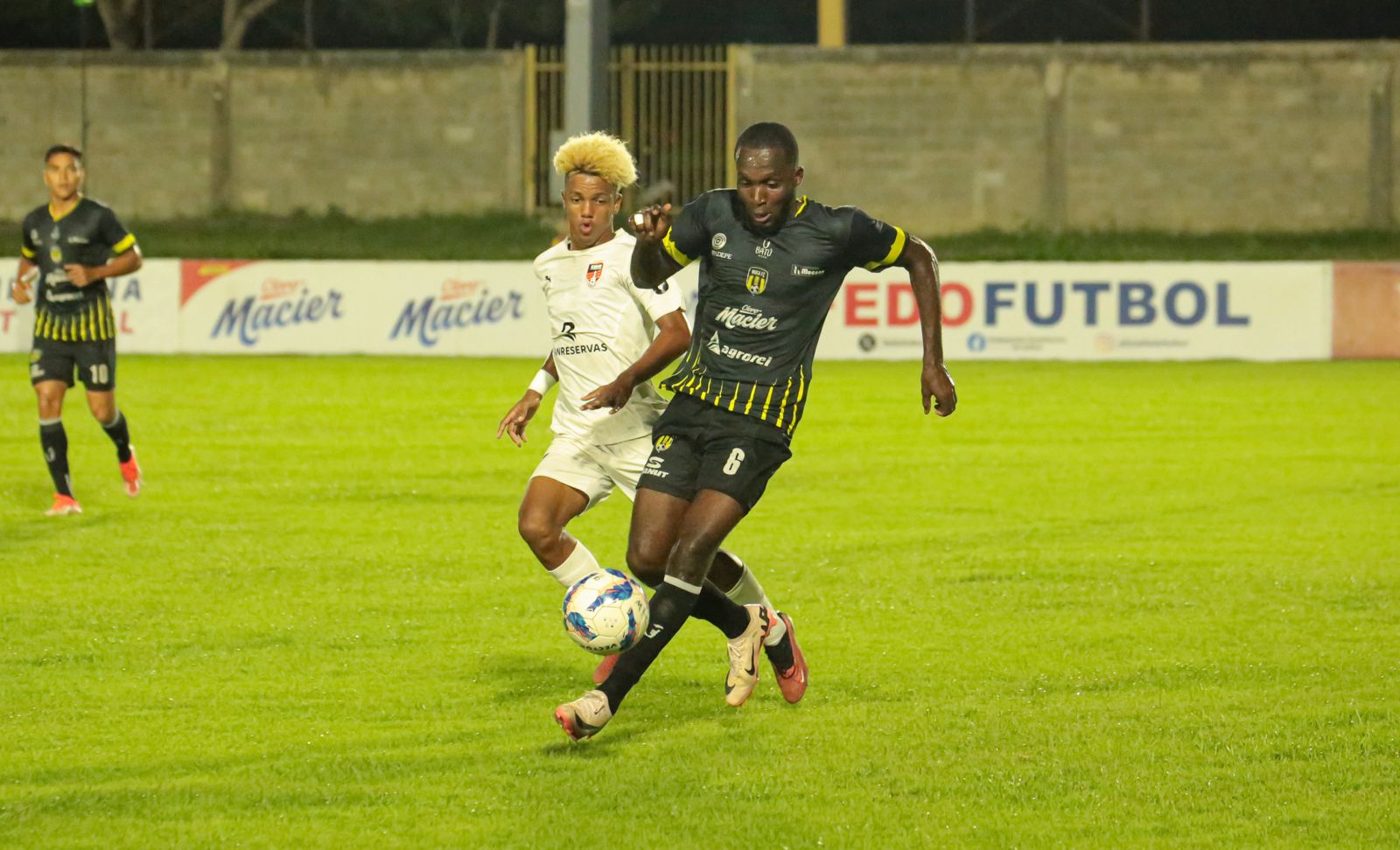 Cliffor Thomas de Moca FC defendido por Yunior Peralta de Cibao FC