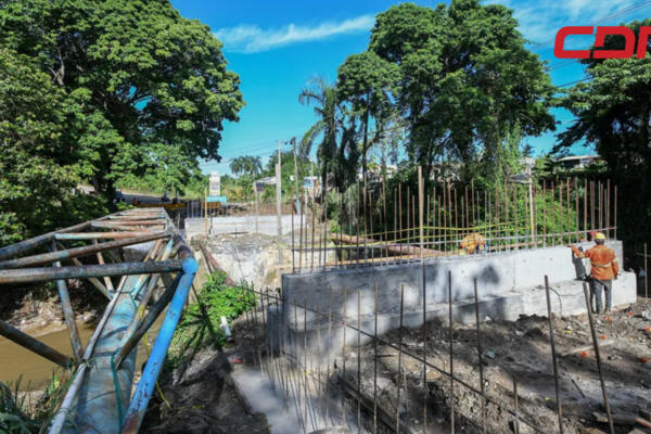Construcción del puente sobre el río Lebrón