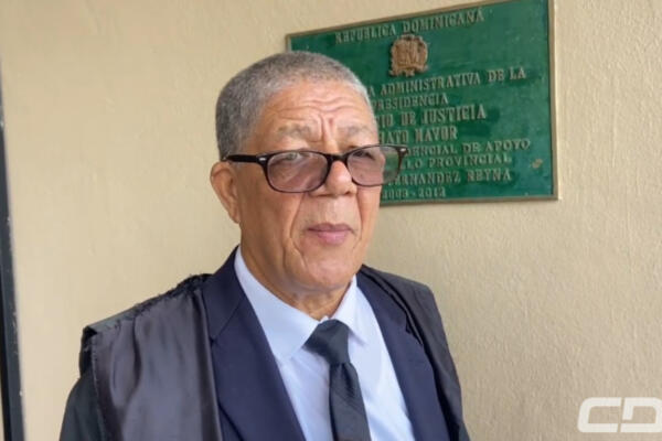 El Director de Inspectoría de la Junta Central Electoral (JCE), Dr. Juan Bautista Tavárez, se presentó hoy como testigo clave en el juicio por supuesta suplantación de identidad y estafa millonaria que involucra a los hermanos Ana Linda y Emir José Fernández de Paola.
