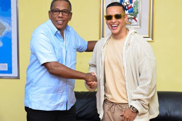 Daddy Yankee junto al director de Comedores Económicos
Foto: fuente externa