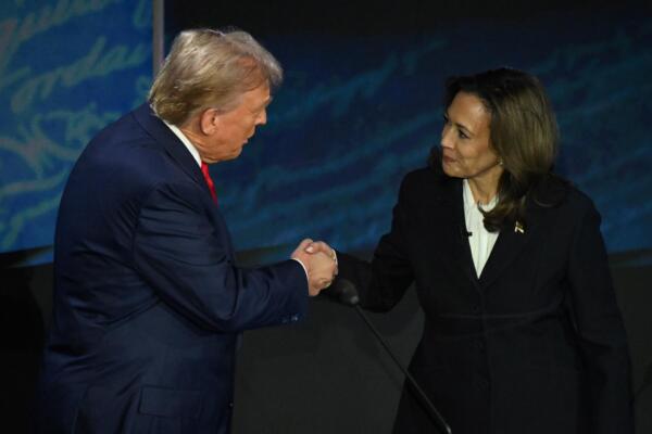 Kamala Harris y Donald Trump se dan la mano al inicio de un debate presidencial en Filadelfia, Pensilvania, el 10 de septiembre de 2024. (Foto de SAUL LOEB / AFP)