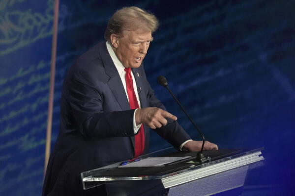 Donald J. Trump responde a Kamala Harris durante un debate presidencial organizado por ABC News en Filadelfia, Pensilvania, EE.UU. EFE/EPA/Demetrio Freeman/POOL