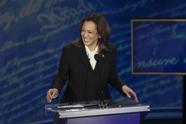 Kamala Harris escucha a Donald J. Trump durante un debate presidencial organizado por ABC News en el National Constitution Center en Filadelfia, Pensilvania, EE.UU. EFE/EPA/Demetrio Freeman/POOL