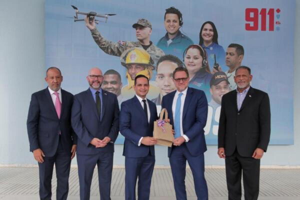 Chris Landberg, subsecretario adjunto de la Oficina de Anti-Narcóticos Internacionales y Aplicación de la Ley (INL), visita el Sistema Nacional de Atención a Emergencias y Seguridad 911