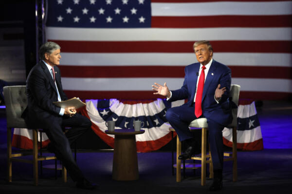Donald Trump participa en entrevista de Fox News con Sean Hannity en el New Holland Arena en Harrisburg, Pensilvania. FOTO: Kevin Dietsch/Getty Images/AFP