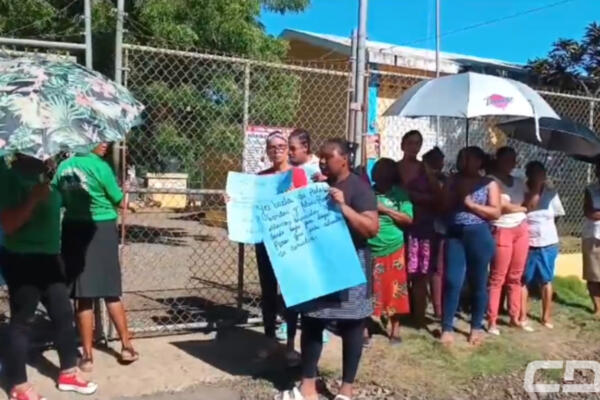 La comunidad de El Bejucal, en Hato Mayor, sufre una preocupante realidad educativa. Día tras día, cientos de estudiantes reciben clases en condiciones precarias (foto: CDN Digital)