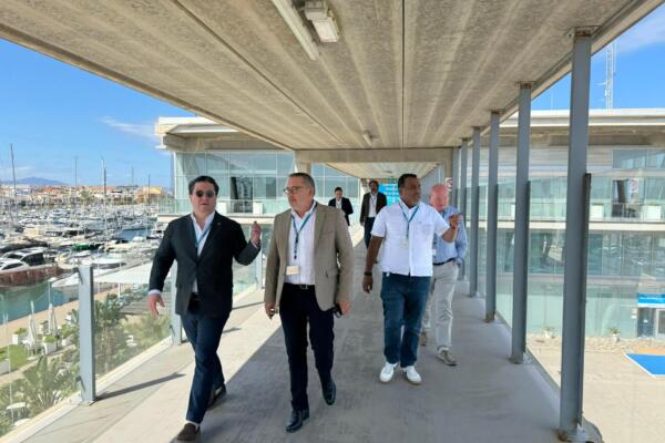 Ejecutivos que participan en la feria de cruceros en España. 
Foto: fuente externa