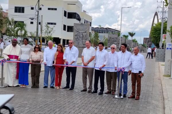 
El-Presidente-Abinader-mientras-cortaba-la-cinta-que-deja-inauguradas-las-obras.-CDN-Digital