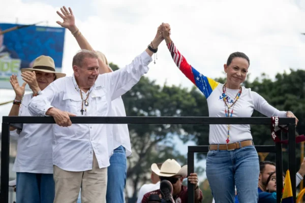 El candidato de la oposición, Edmundo González Urrutia, junto a la líder María Corina Machado. EFE.