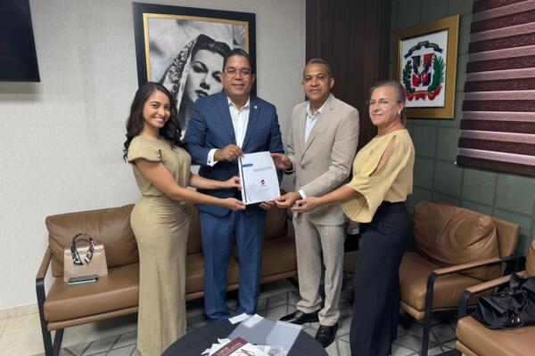 El-doctor-Orlando-Vargas-entrega-al-senador-Moises-Ayala-la-propuesta-del-proyecto.-le-Acompanan-Beatriz-de-Vargas-y-Maria-Vargas-directivas-de-FUNVACDN-Digital.