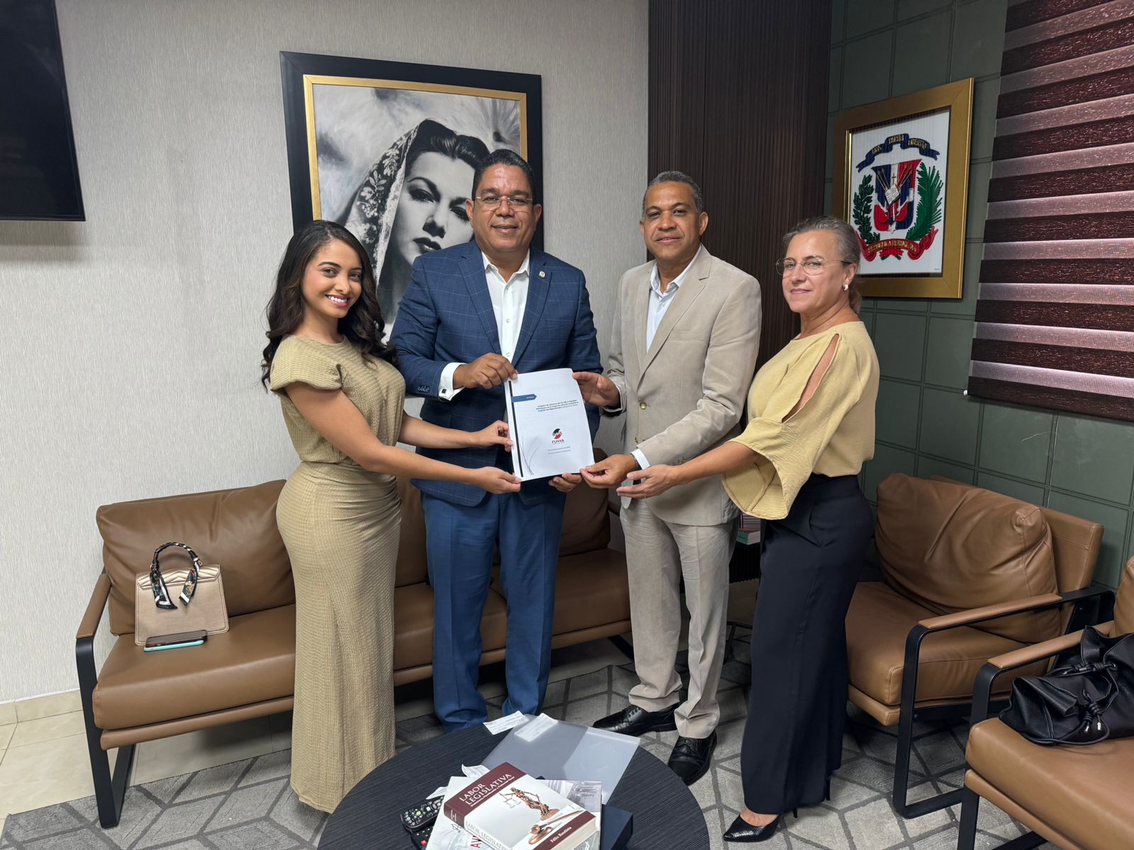 El-doctor-Orlando-Vargas-entrega-al-senador-Moises-Ayala-la-propuesta-del-proyecto.-le-Acompanan-Beatriz-de-Vargas-y-Maria-Vargas-directivas-de-FUNVACDN-Digital.