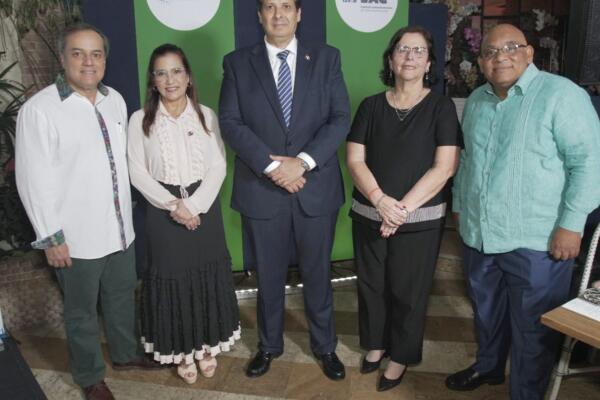 El-misnitro-de-Salud-Victor-Atallah-encabezo-la-comitiva-asistente-al-evento-CDN-Digital