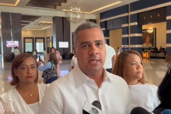 Erick-Guzman-director-del-Inposdom-habla-con-la-prensa-CDN-Digital