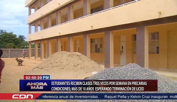 Estudiantes reciben clases tres veces por semanas en precarias condiciones 