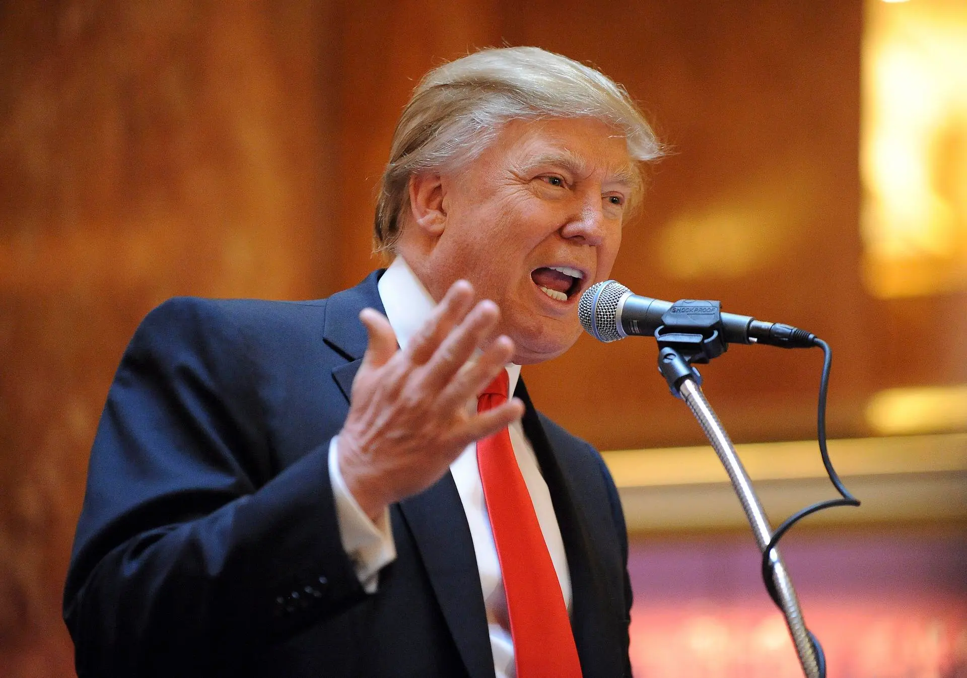 Trump solicita aviones y vehículos militares debido a amenazas contra su vida