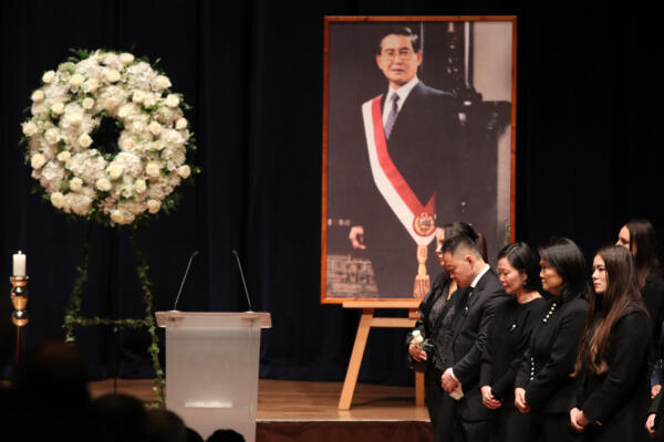 La familia Fujimori convirtió la misa de cuerpo presente en un mitin político con su más famosa canción de campaña 