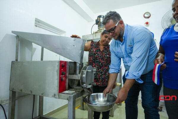 FEDA entrega maquinarias para impulsar chocolatería en la provincia Duarte