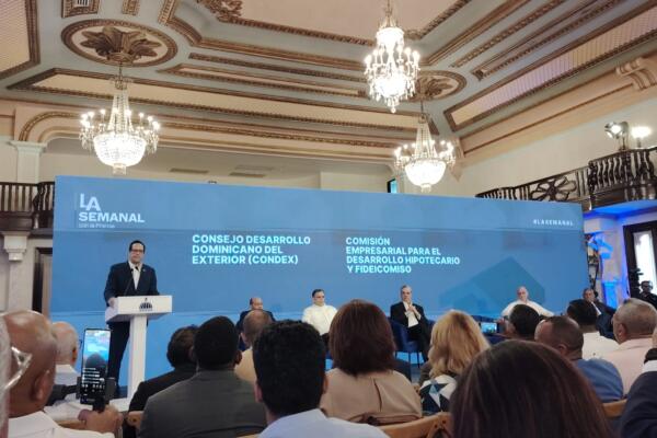 Funcionarios que anunciaron las fusiones y eliminación de instituciones en LA Semanal. 
Foto: Fuente externa