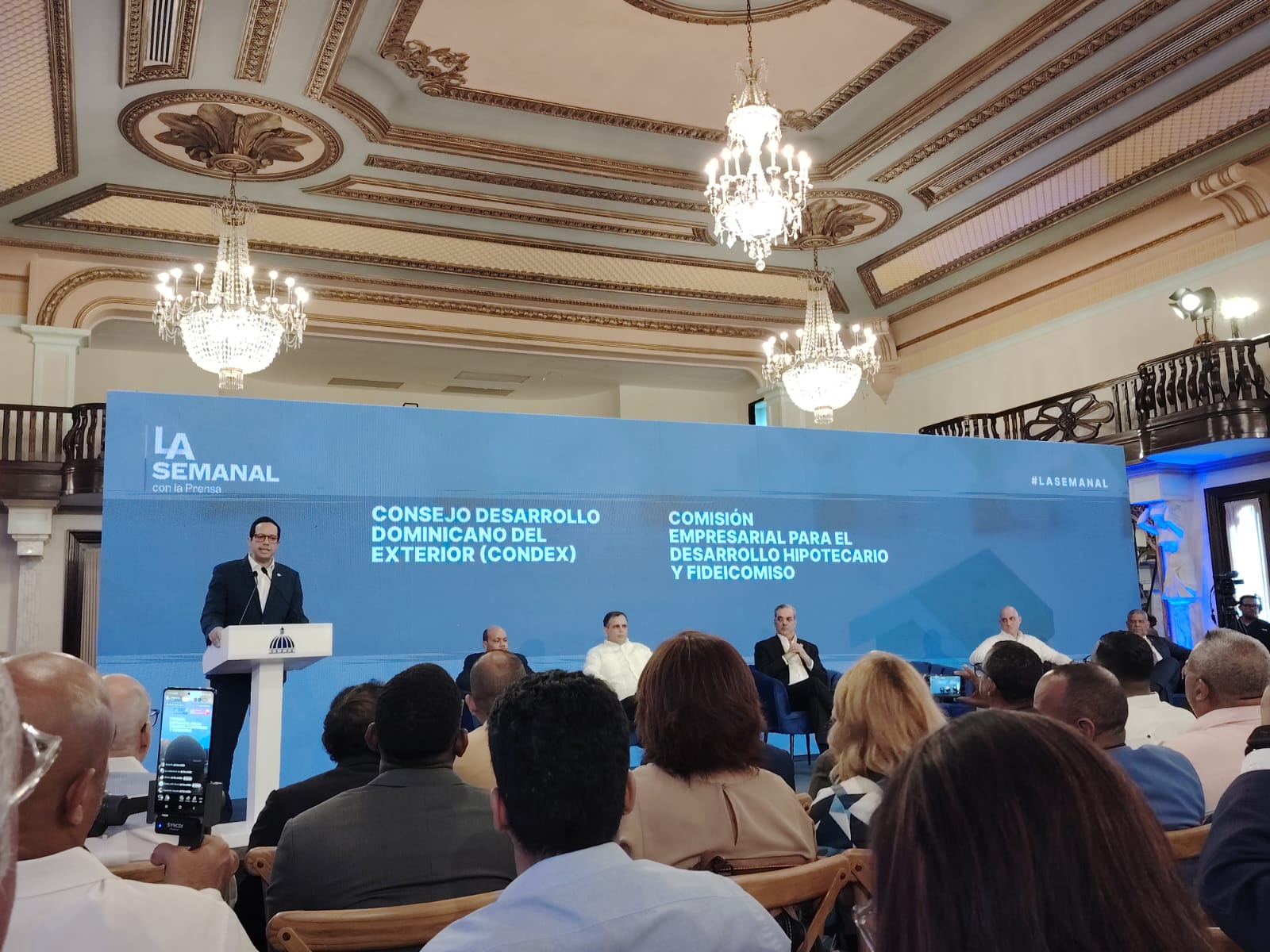 Funcionarios que anunciaron las fusiones y eliminación de instituciones en LA Semanal.