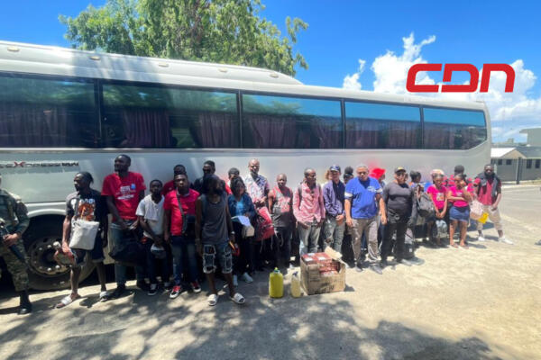 Detienen autobús con 23 haitianos indocumentados. Foto: CDN Digital 