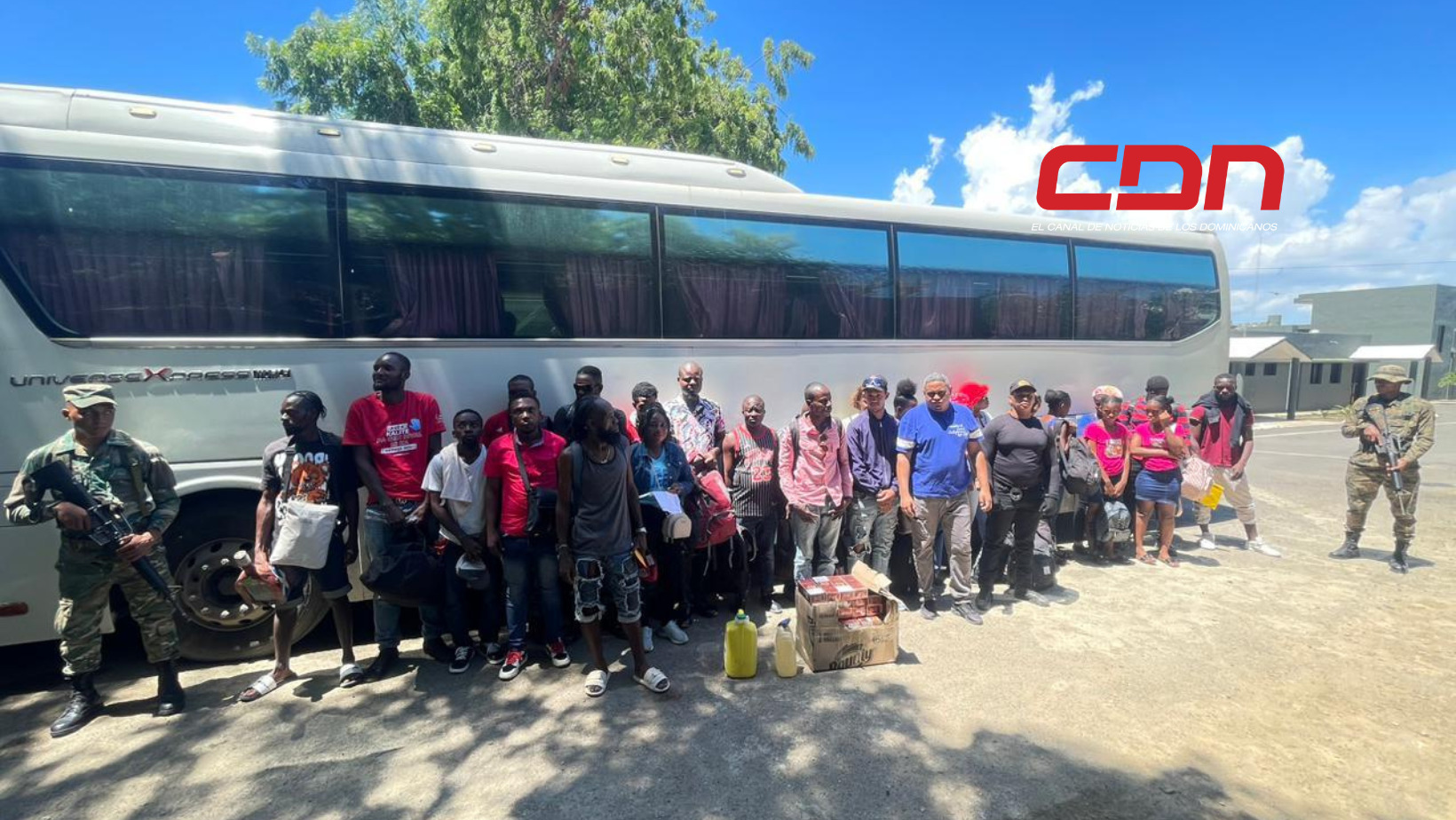 Detienen autobús con 23 haitianos indocumentados. Foto: CDN Digital