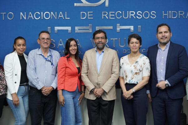 Olmedo Caba, titular del INDRHI, junto a representantes del CAF y técnicos de la entidad.
