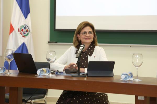 Vicepresidenta Raquel Peña celebra su cumpleaños retomando su labor de profesora en PUCMM