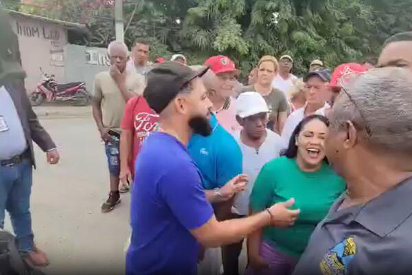 Incidente entre policía y manifestante en Santiago se hace viral