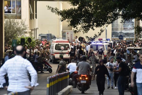 Una ambulancia llega al Centro Médico de la Universidad Americana de Beirut (AUBMC) este 17 de septiembre de 2024. EFE/ Wael Hamzeh