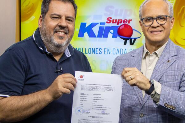 Leidsa entrega certificado a impresor que se ganó 25 millones con el Súper Kino Tv.(foto, fuente externa)