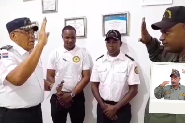 En Los Alcarrizos el Cuerpo de Bomberos otorgó el nombramiento de sargento a Diony Javier Disla, un joven de condiciones especiales.