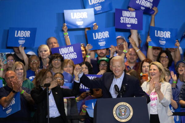 
Joe Biden junto a la candidata presidencial demócrata Kamala Harris, durante un evento de campaña en Pittsburgh. EFE. 
