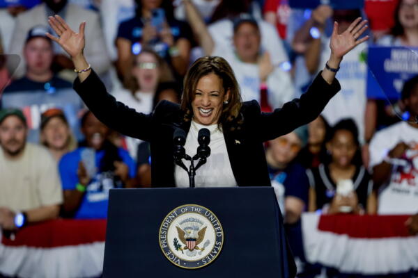 Kamala Harris participa en un mitin de campaña en Carolina del Norte, EE.UU. EFE.