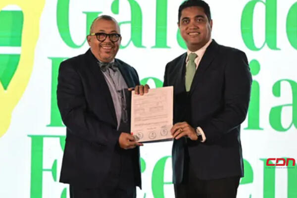 Kelvin Cruz entrega recursos para remozar la oficina de la ACD.(foto, fuente externa)