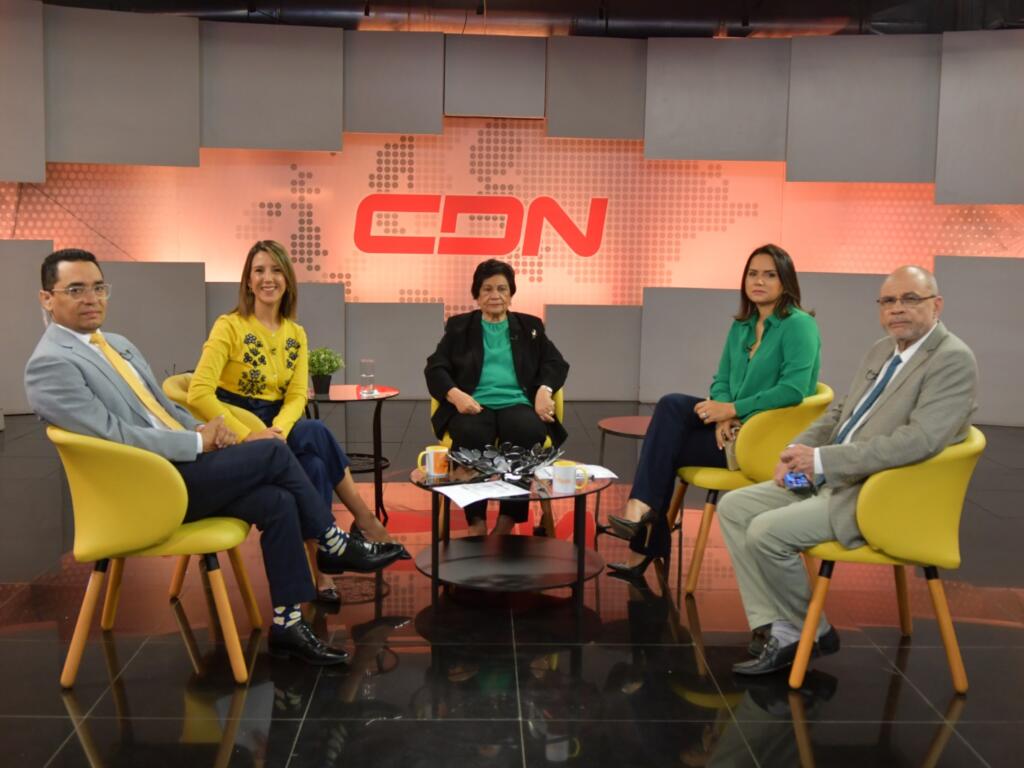 La exministra señaló que la solución a los problemas de la educación no es juntar, eliminar o limitar estas instituciones, sino hacer que funcionen (foto: Danny Polanco)
