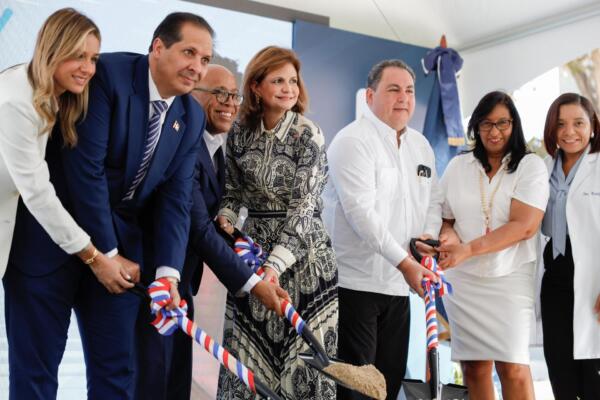 Vicepresidenta, Raquel Peña, junto al titular del Servicio Nacional de Salud (SNS), Mario Lama