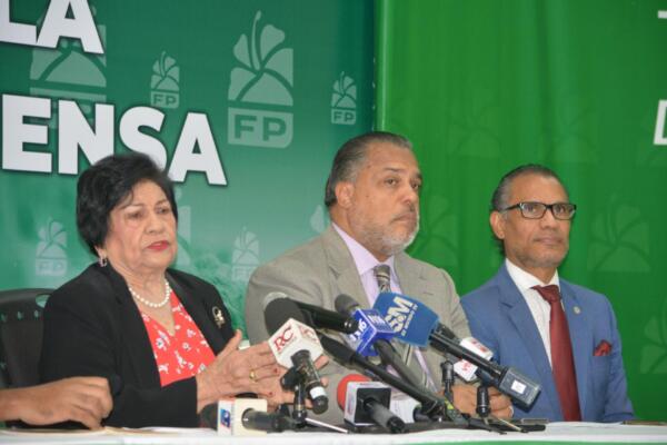 igia-Amada-Melo-mientras-encabezaba-la-rueda-de-prensa-en-la-casa-de-FP-CDN-Digital.