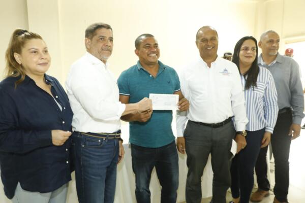 El Ministerio de Agricultura, entregó una compensación de 50,040,750.00 a los productores agropecuarios de San Francisco de Macorís, afectados por un tornado el mes de mayo