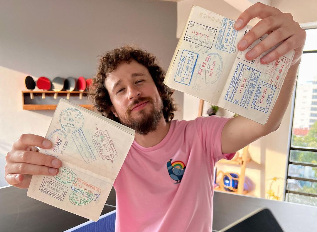 Luisito Comunica "sacrificó sus medias" en el baño de un aeropuerto en RD