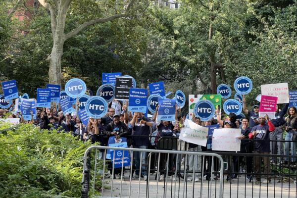 Miembros del Consejo de Sindicatos de Hoteles y Juegos de Azar en manifestación. EFE.