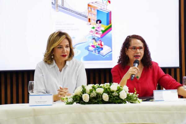 Milagros Germán junto a Ángela Hernández