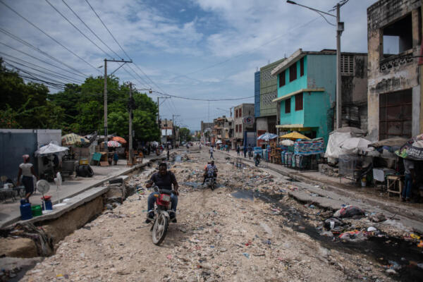 Motociclistas transitan por una calle este lunes, del centro de Puerto Príncipe (Haití). EFE.