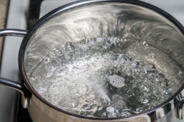 Mujer en SFM acusada de lanzarle agua caliente a su hija 
