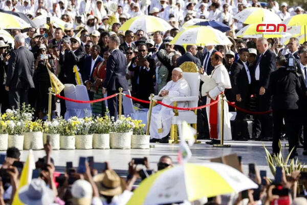 Papa Francisco celebra una misa en la capital de Timor Oriental