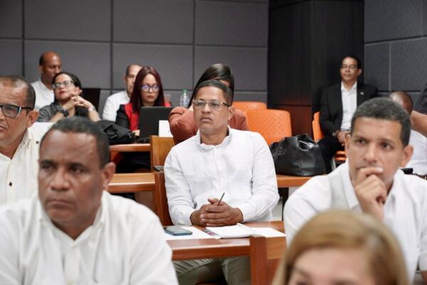 Parte-del-personal-em-plena-capacitacion-CDN-Digital