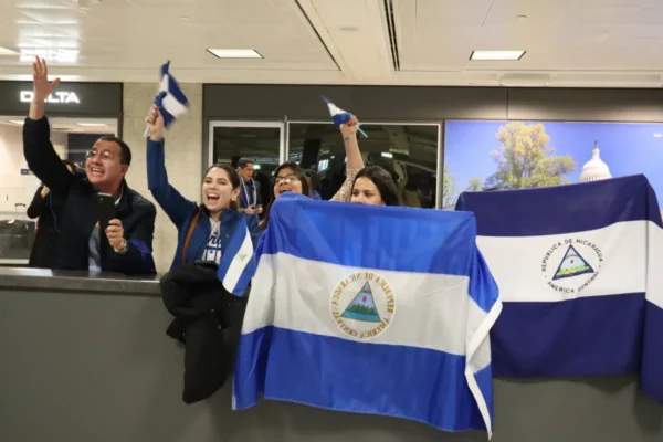 Personas en espera de presos políticos nicaraguenses. EFE.