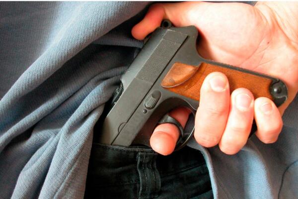 Policía dispara a joven y luego agrede periodista 