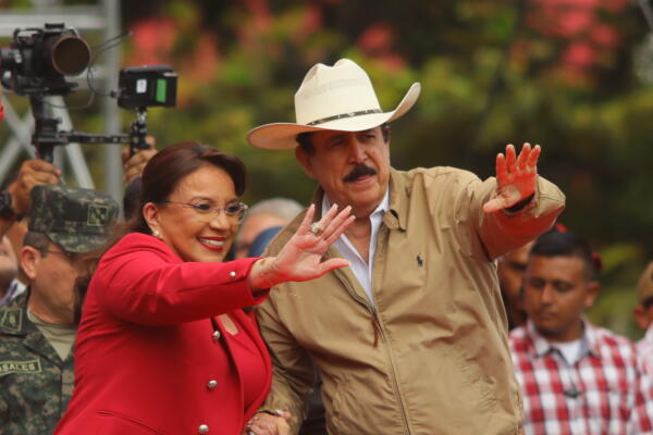 Presidenta de Honduras, Xiomara Castro, junto a su esposo y expresidente Manuel Zelaya. EFE